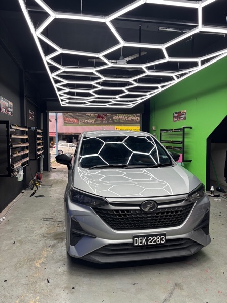 Kereta siap dipasang tinted di studio KB GARD dengan lampu heksagon