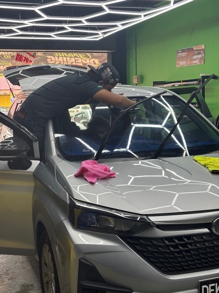 Juruteknik KB GARD sedang memasang tinted pada cermin depan